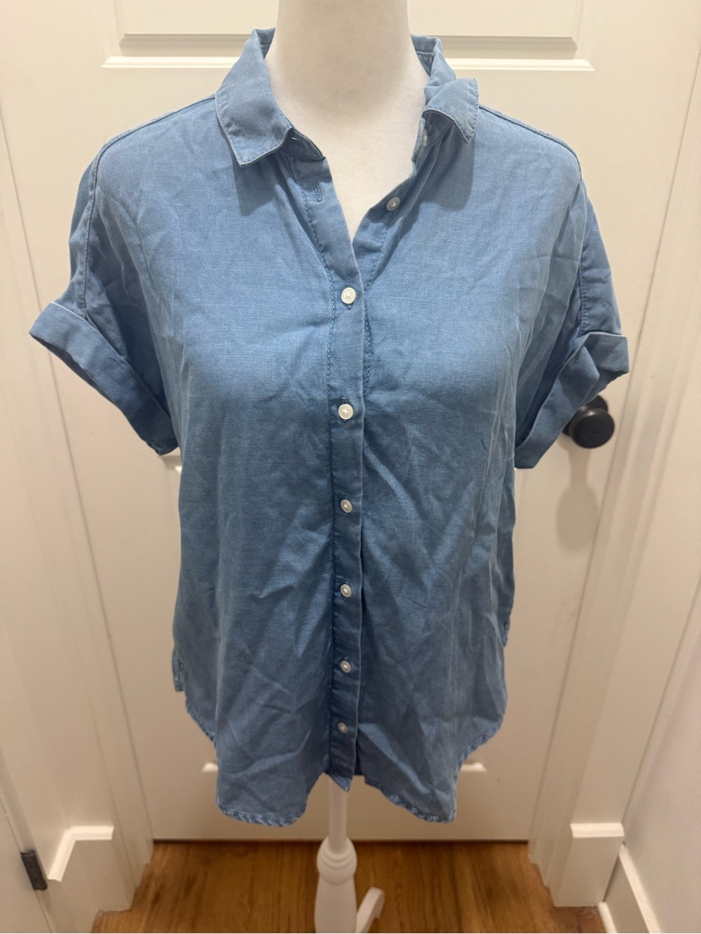 Banana Republic. Roll-Cuff Chambray Button Down. Size Small.